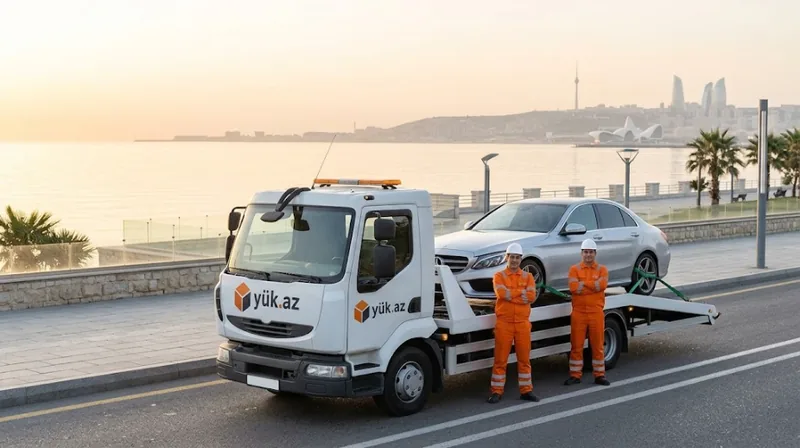 Mərdəkanda evakuator xidməti — Yuk.az loqolu evakuator və işçilər, dəniz sahili yolunda
