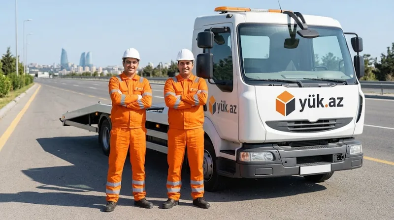 Ucarda evakuator xidməti — Yuk.az loqolu evakuator və işçilər, işçi komandası ilə